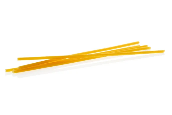Bucatini nebo perciatelli - husté špagetové těstoviny s otvorem probíhajícím středem izolovaným na bílém — Stock fotografie