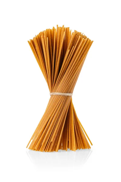 Bundel bigoli - geëxtrudeerde pasta in de vorm van een lange en dikke streng geïsoleerd op wit — Stockfoto