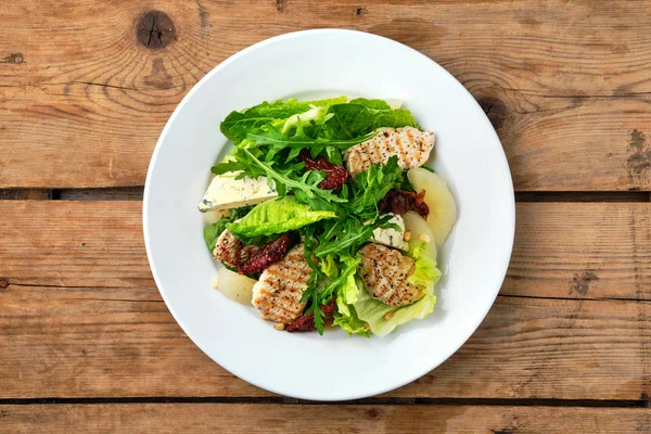 Vista aerea dell'insalata con tacchino arrosto, pomodoro secco, gorgonzola, pera in scatola e pinoli — Foto Stock