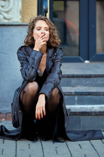 Актриса сидить на ганку з сигаретою мислення — стокове фото