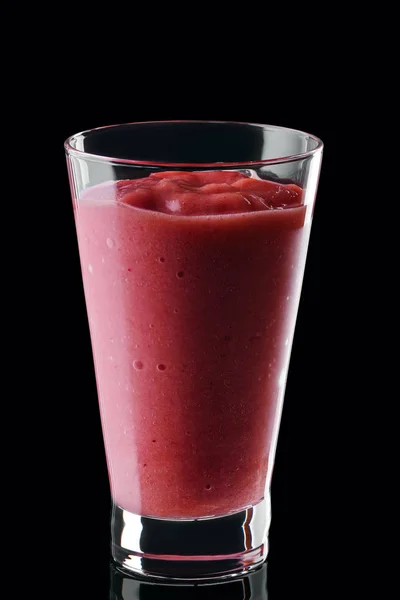 Ποτήρι smoothie φράουλας απομονωμένο σε μαύρο φόντο — Φωτογραφία Αρχείου