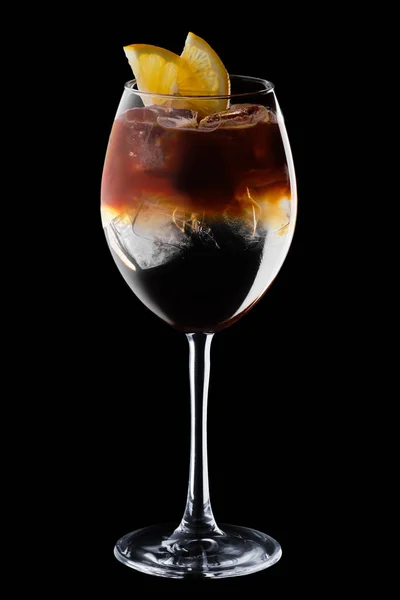 Espresso i koktajl tonizujący w kieliszku do wina na czarnym tle — Zdjęcie stockowe