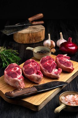 Doğranmış taze kuzu incik biftek ve baharat.