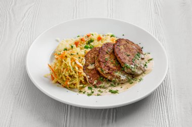 Karaciğer pirzolası, bezelyeli pirinç ve lahana turşusu.