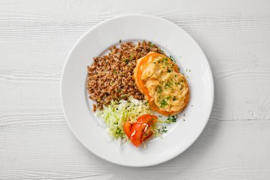 Karabuğday ve lahana salatalı domatesli doğranmış et tabağı.