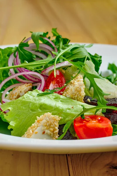 Macro photo of salad with onion, beetroot, tomato, feta and sesame — Stock Photo, Image