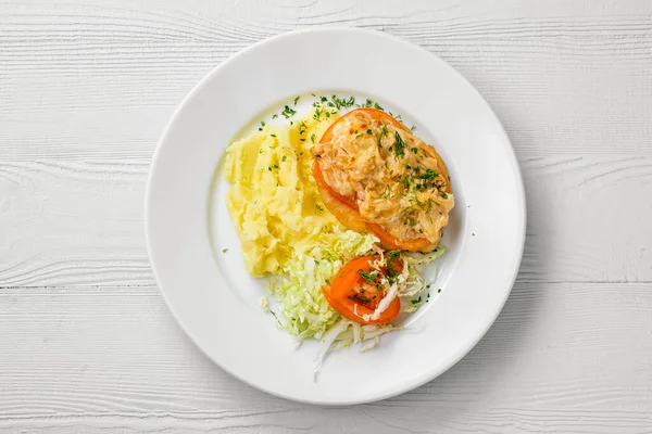 Teller mit gehacktem Fleisch gebacken mit Tomaten mit Buchweizen-Kohl-Salat — Stockfoto