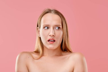 genç kadın uzağa bakarak korkuttu