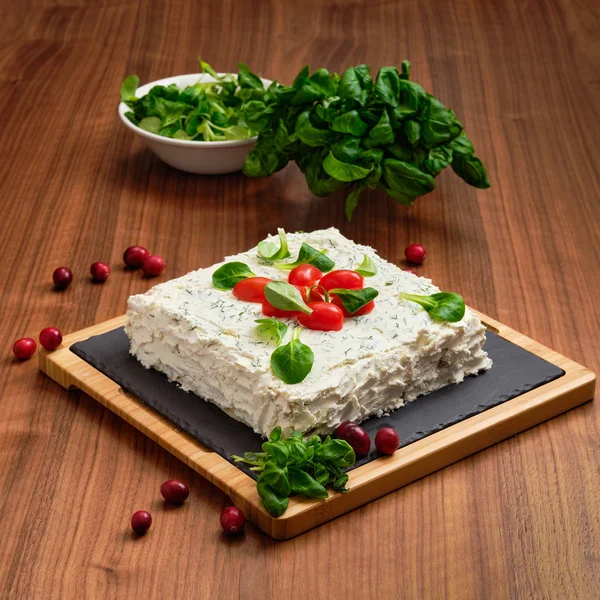 Веганский пирог со сливочным сыром, помидорами, базиликом и клюквой — стоковое фото