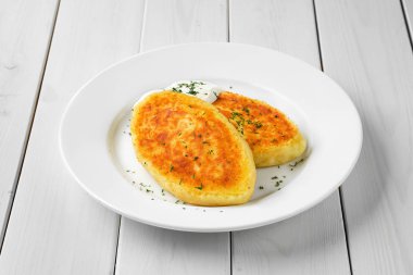 Geleneksel Belarus patates kekleri. Ekşi kremalı.