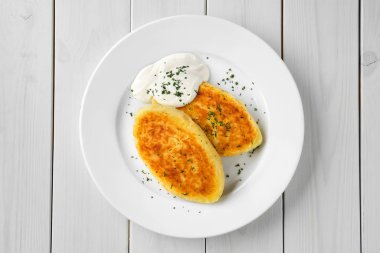 Ekşi kremalı geleneksel Belarus patates kekleri.