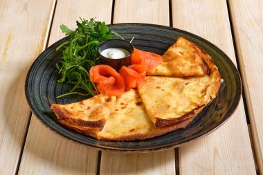 Somon ve ekşi kremalı ince krepler.