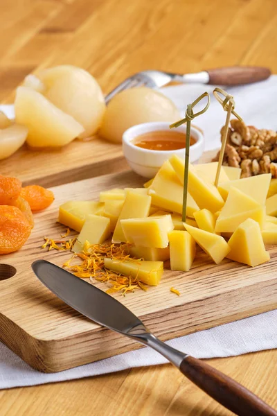 Vista Cerca Del Conjunto Varios Aperitivos Para Vino Queso Nueces — Foto de Stock