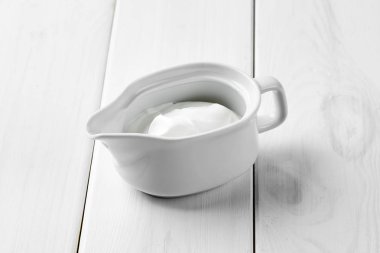 Seramik sos kabında ekşi krema