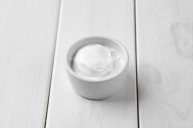 Seramik sos kabında ekşi krema