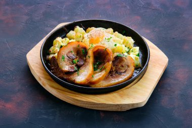 Kızarmış patates ve yumurta ile kaygan eklem.