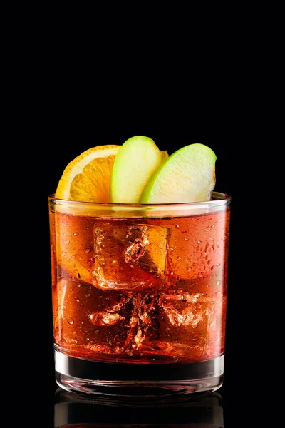 Cocktail Met Brandy Oranje Bitter Geïsoleerd Zwart — Stockfoto