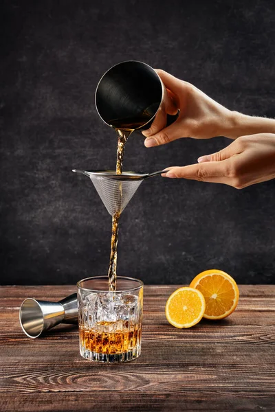 Main Barman Avec Shaker Passoire Versant Cocktail Brandy Orange Amère — Photo