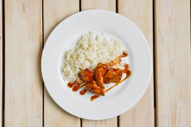 Pirinç ve barbekü soslu fırında tavuk filetosu.