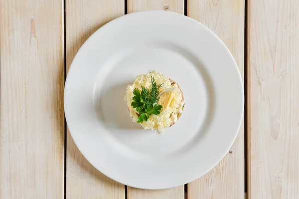 Vista Superior Ensalada Capas Con Arroz Zanahoria Pepino Vinagre Carne —  Fotos de Stock