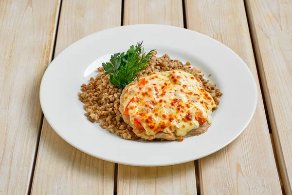 Gehakt Varkensvlees Gebakken Met Kaas Tomaat Geserveerd Met Boekweit Pap — Stockfoto