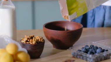 Müsli 'yi tabağa boşaltma görüntüsü