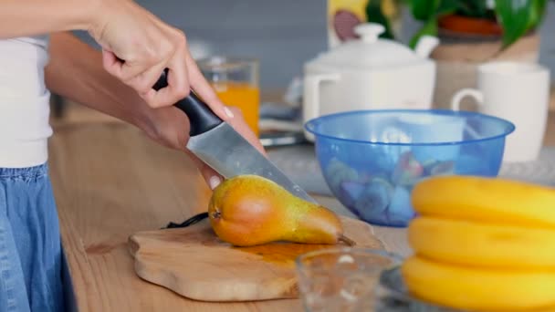 Close Van Vrouwelijke Hand Snijden Peer Voor Fruitsalade — Stockvideo