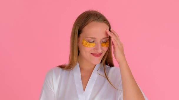 Close Shot Van Schattige Dame Met Masker Voor Huid Rond — Stockvideo