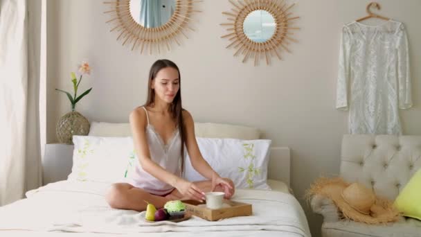 Schattig Meisje Drinken Thee Bed Zonnige Ochtend — Stockvideo