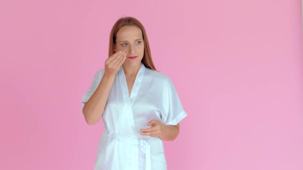 Linda Dama Con Máscara Para Piel Alrededor Los Ojos — Vídeo de stock