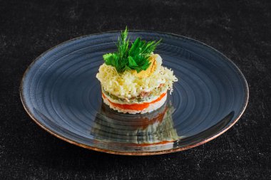 Pirinç, havuç, salatalık turşusu, kurutulmuş sığır eti ve peynirli salata.