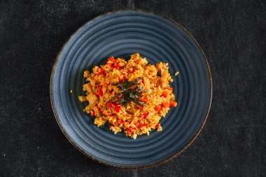 Tavuk ve dolmalık biberli körili risotto.