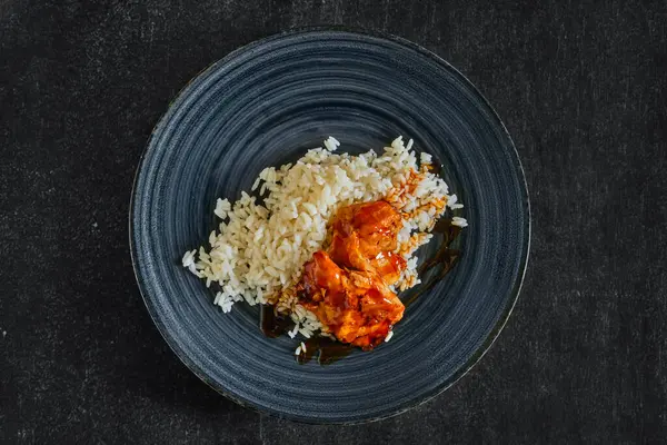 Blick Von Oben Auf Gebackenes Hühnerfilet Mit Reis Und Grillsoße — Stockfoto