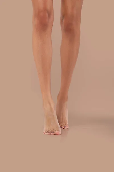 Vorderseite Der Nackten Beine Eines Afrikanischen Mädchenmodells — Stockfoto