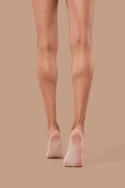 Rückenansicht Der Nackten Beine Eines Afrikanischen Mädchenmodells — Stockfoto