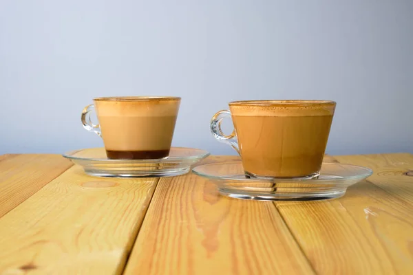 Cappuccino Dans Une Tasse Verre Transparent Sur Une Table Bois — Photo