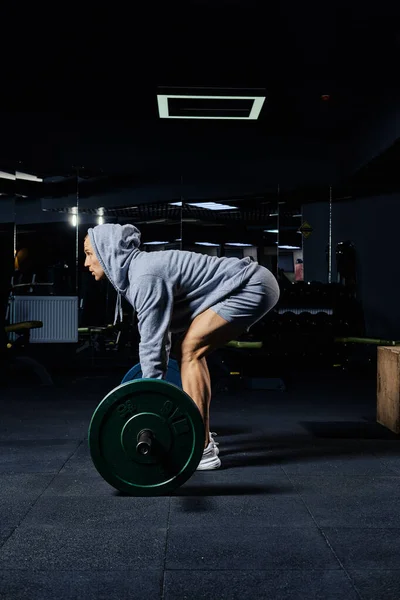 Muskulös Man Gör Deadlift Motion Med Skivstång Gymmet — Stockfoto