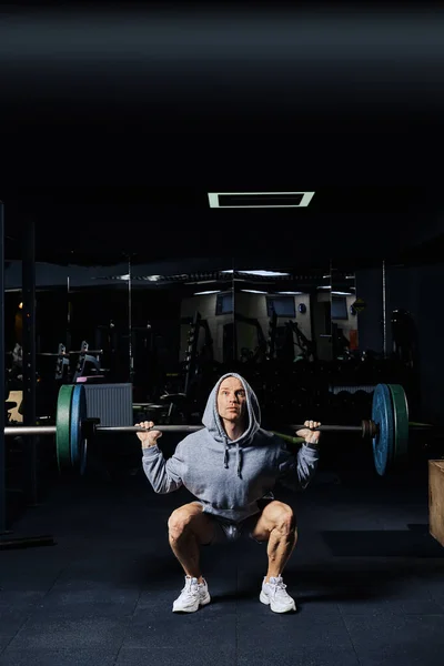 Muskulös Man Tränings Knäböj Med Skivstång Gymmet — Stockfoto