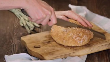 Taze ev yapımı mayasız ekmek kesiyorum.