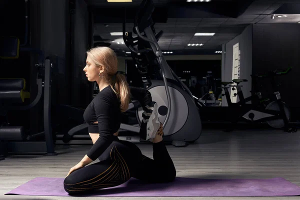 Sportig Flicka Gör Stretching Duva Övningar — Stockfoto