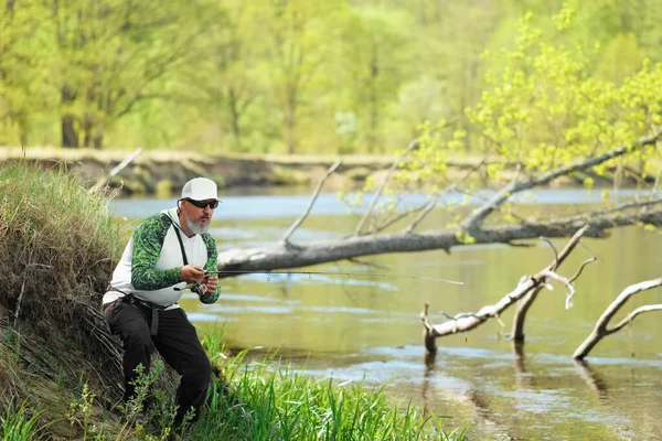 Homem Peixe Com Fiação Margem Rio Lançando Isca Atividade Livre — Fotografia de Stock