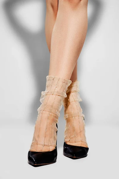 Gri Arka Planda Tül Çoraplı Kadın Bacakları — Stok fotoğraf