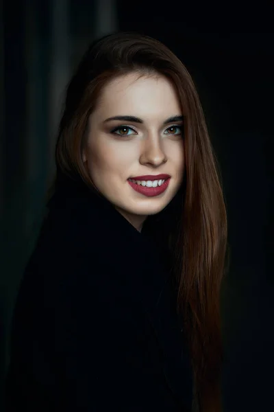 Retrato Bajo Llave Hermosa Chica Con Maquillaje Natural Labios Rojos —  Fotos de Stock