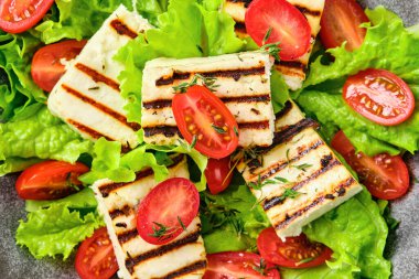 Izgara halloumi peynirli, domatesli ve şarap soslu Makro salata.