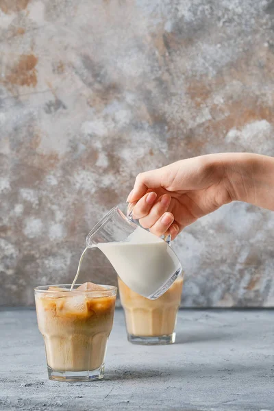 Mão Derramando Creme Café Gelado Pedras Vidro — Fotografia de Stock