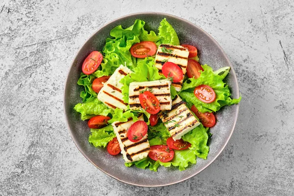 Bovenaanzicht Van Salade Met Gegrilde Kaas Tomaat Wijnsaus — Stockfoto