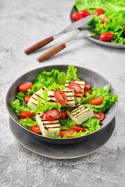 Ensalada Con Queso Parrilla Tomate Salsa Vino —  Fotos de Stock