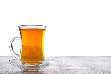 Beyaz arkaplanda fotokopi alanı olan sıcak çay bardağının düşük açılı fotoğrafı