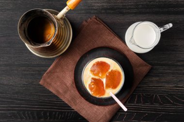 Donmuş kahve küpleri ve kremalı buzlu latte manzarası.