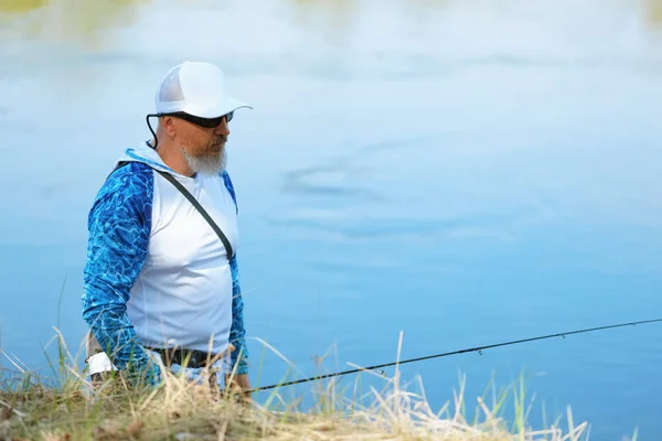 Homem Peixe Com Fiação Margem Rio Lançando Isca Atividade Livre — Fotografia de Stock